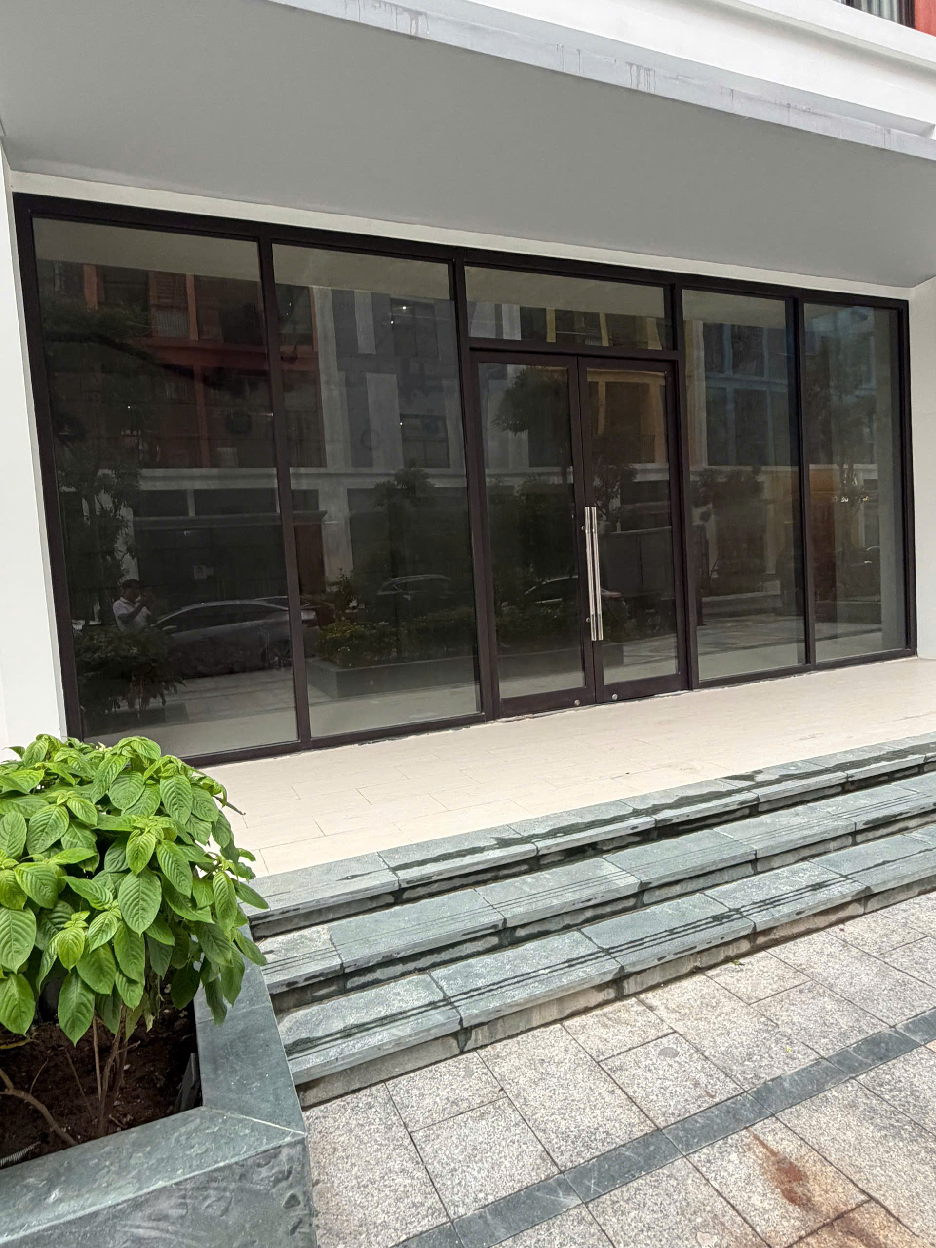 Vách nhôm kính cường lực dán 